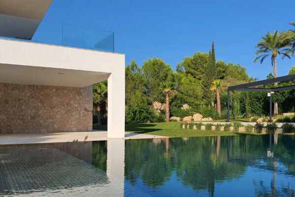 Luxury villa in Santa Ponsa, Mallorca, by Tarragona Höhne Architects.